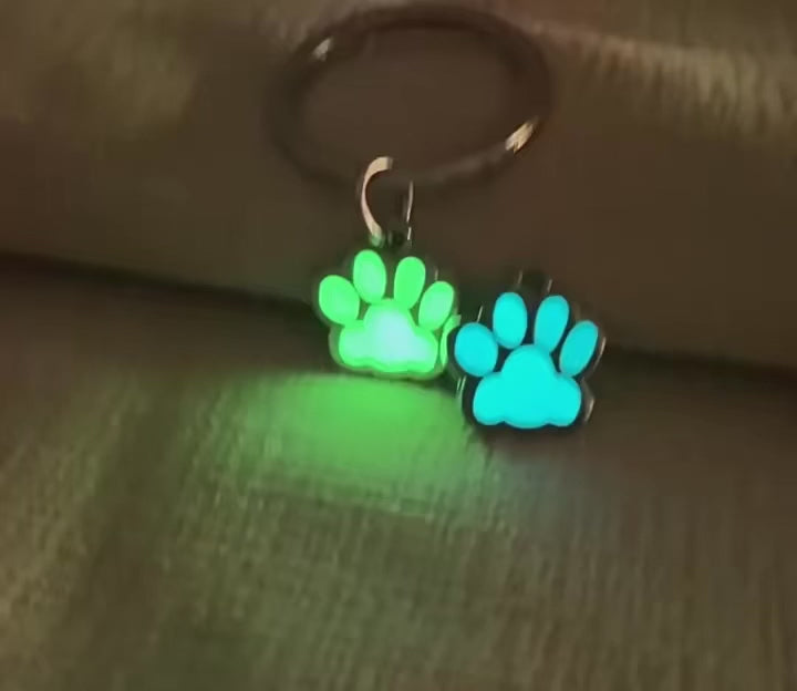 Load video: Questo bellissimo portachiavi a zampa di gatto illuminato, con l&#39;incisione del vostro nome, è gratuito al 100% con un ordine di almeno 40€! 🎁🐾